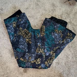 Womens medium DC snow pants, rose pattern great condition